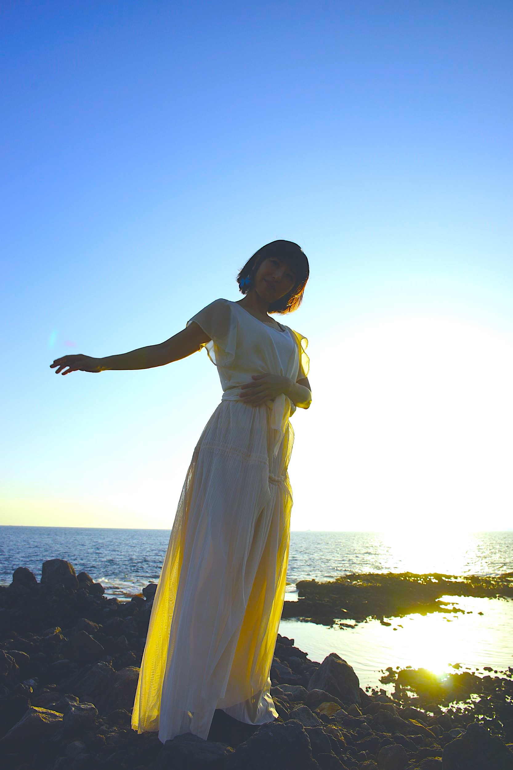 音妃さん 夕景の岩場にて